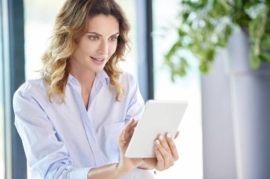 Dijital tablet kullanan iş kadını