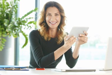 Dijital tablet kullanan iş kadını