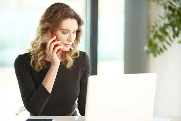 Businesswoman talking on her cellphone — Stock Photo, Image