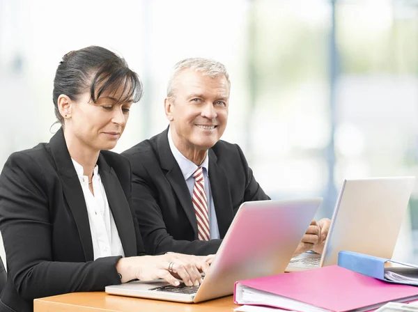 Businessman and  assistant analyzing  data — Stock Photo, Image