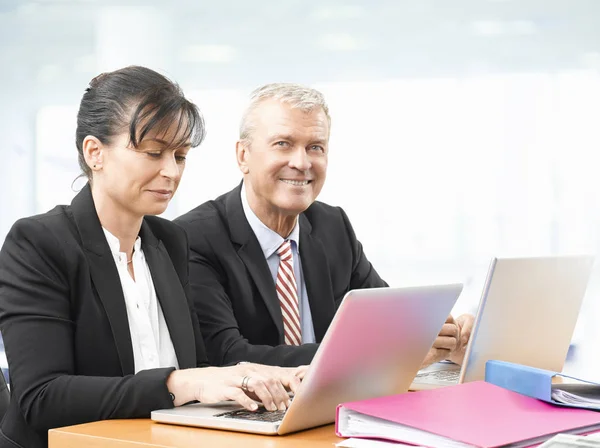 Zakenman en assistent analyseren van gegevens — Stockfoto