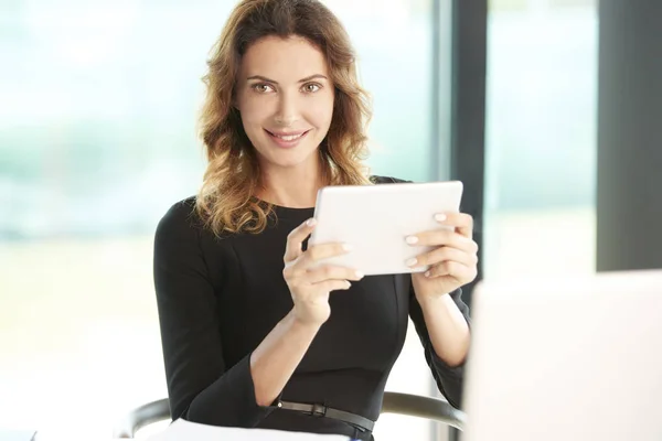 Geschäftsfrau nutzt digitales Tablet — Stockfoto