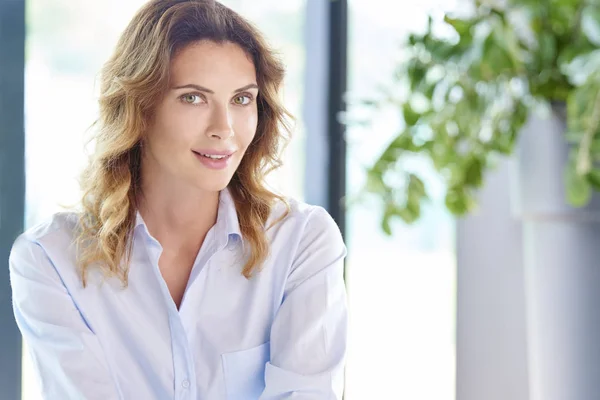 Businesswoman sitting at the office — Stock Photo, Image