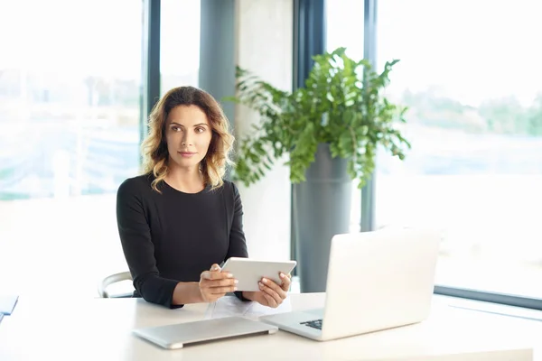 Zakenvrouw die digitale tablet gebruikt — Stockfoto