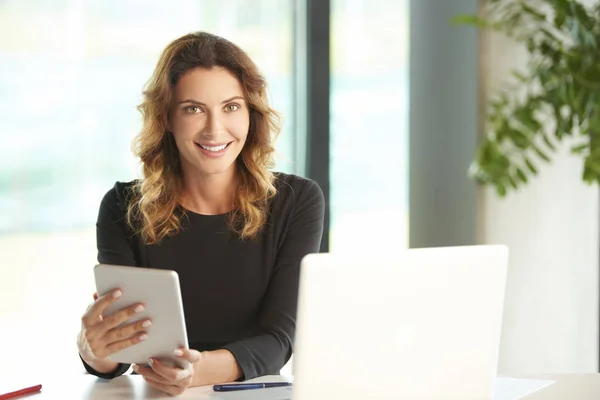 Geschäftsfrau mit Tablet — Stockfoto