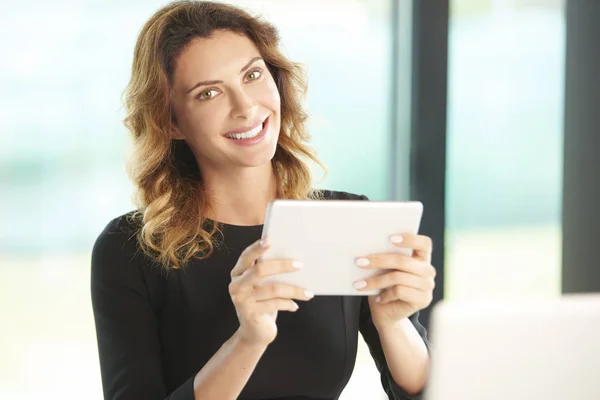 Zakenvrouw die tablet gebruikt — Stockfoto