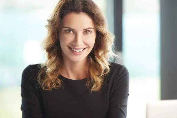 Businesswoman sitting at desk and working — Stock Photo, Image