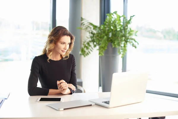 Empresária sentada na frente do laptop — Fotografia de Stock