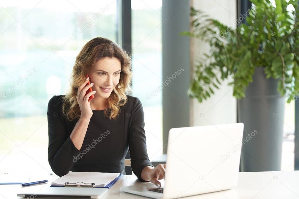 businesswoman talking on her cellphone