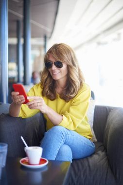 e-postaları kontrol kadın.