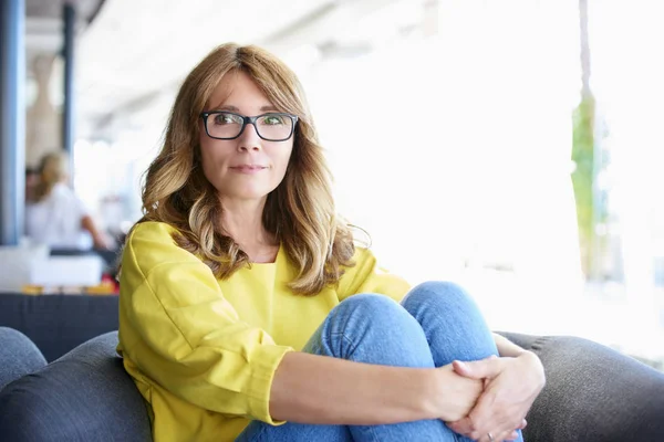 Frau mittleren Alters sitzt — Stockfoto