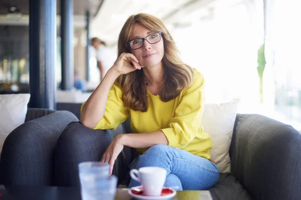 Femme assise dans un café — Photo