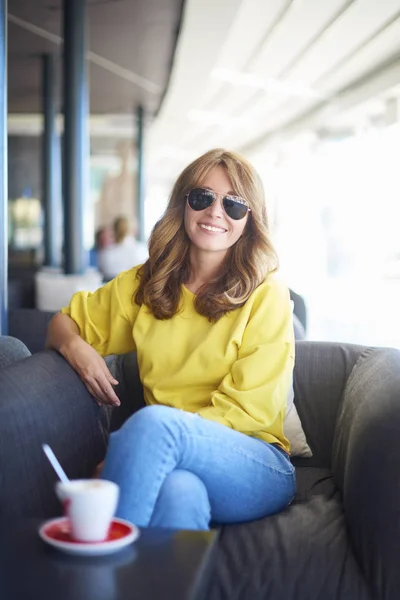 Femme se détendre dans le café — Photo