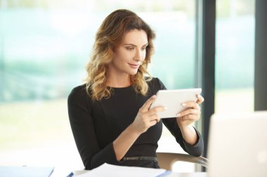 Dijital tablet kullanan iş kadını 