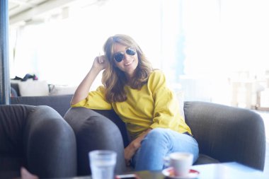 rahatlatıcı ve kahve zevk kadın