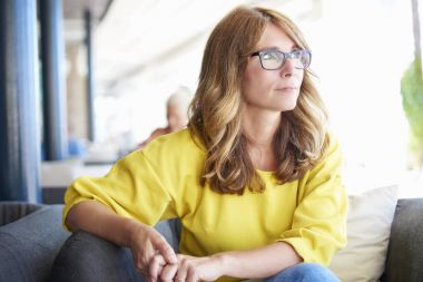  gülümseyen güzel kadın rahatlatıcı