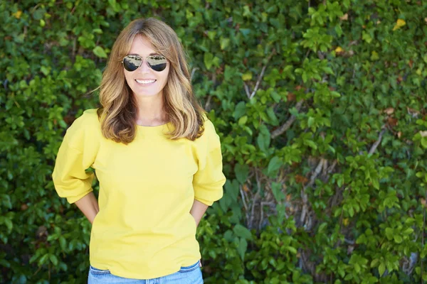  BT yeşil yaprakları duran kadın