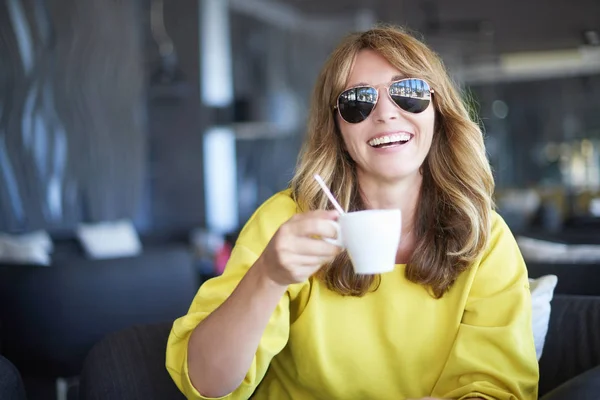 朝コーヒーを飲む女. — ストック写真