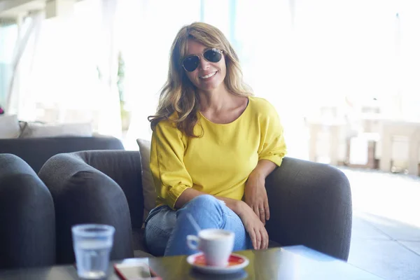 Frau entspannt sich und genießt Kaffee — Stockfoto