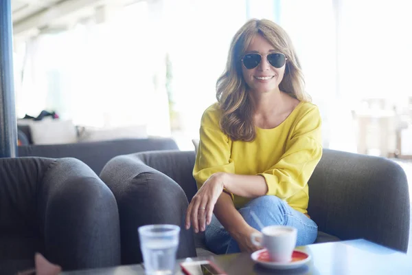 Frau entspannt sich und genießt Kaffee — Stockfoto