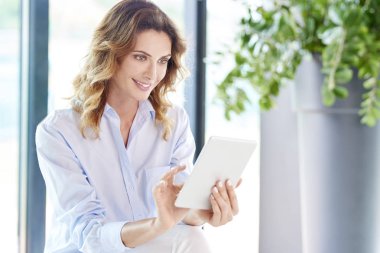  İş kadını onun dijital tablet kullanma