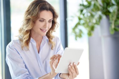  İş kadını onun dijital tablet kullanma