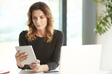  İş kadını onun dijital tablet kullanma