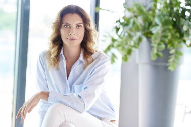 Kameraya bakan kadın. 