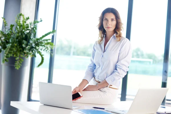 Affärskvinna sittande på kontoret — Stockfoto
