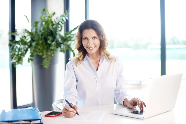 Geschäftsfrau sitzt im Büro — Stockfoto