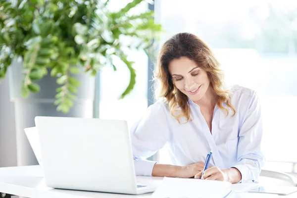 Femme d'affaires signant le document — Photo