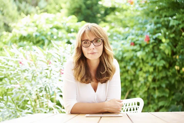 Woman relaxing in the garden — Stock Photo, Image