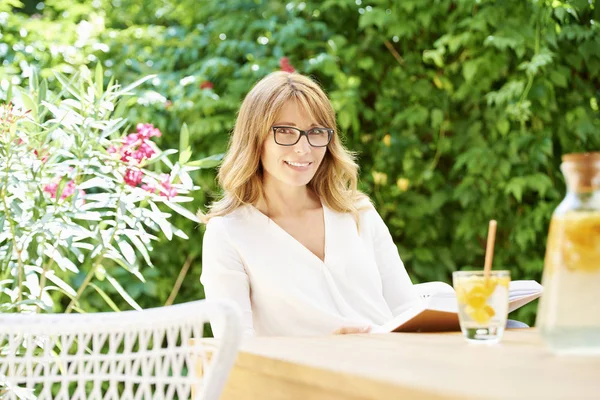 Mujer relajándose con su libro favorito . — Foto de Stock