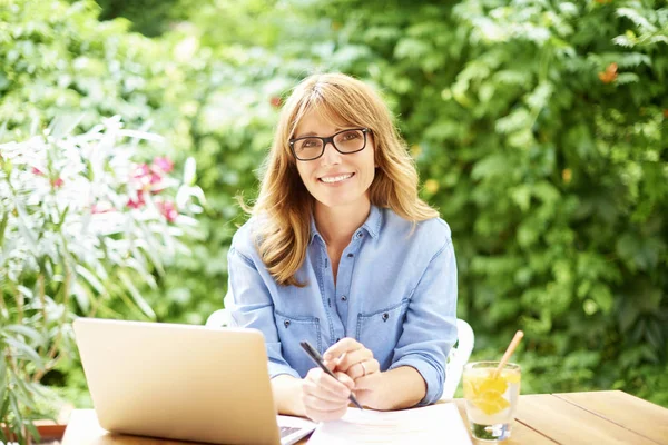  çalışırken dizüstü kullanan kadın 