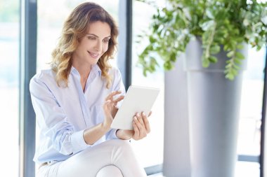 Dijital tabletini kullanan kadın.