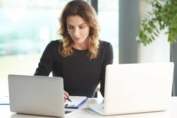 Geschäftsfrau arbeitet an Laptops — Stockfoto