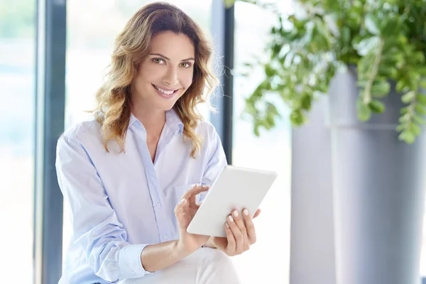Woman using her digital tablet. — Stock Photo, Image