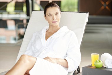 Spa'da rahatlatıcı kadın