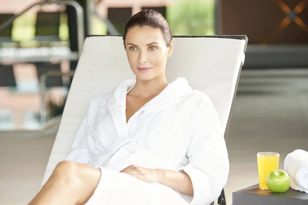 Woman relaxing at the spa — Stock Photo, Image