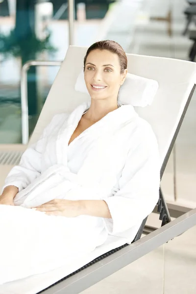 Woman relaxing at the spa — Stock Photo, Image
