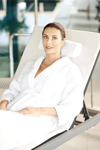 Woman relaxing at the spa — Stock Photo, Image