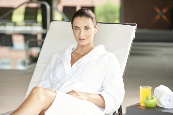 Woman relaxing at the spa — Stock Photo, Image