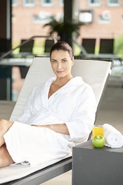 Spa'da rahatlatıcı kadın