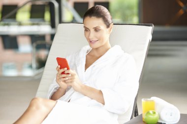 cep telefonunu kullanan kadın bir