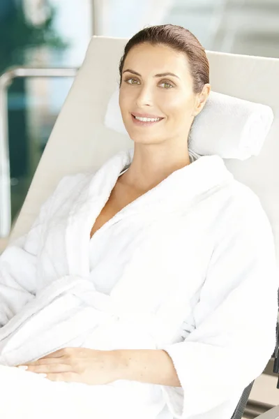 Woman relaxing at the spa — Stock Photo, Image