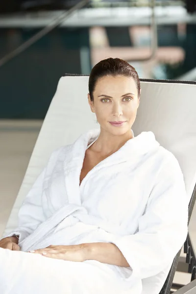 Woman relaxing at the spa — Stock Photo, Image