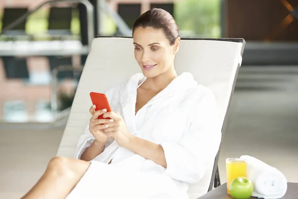 Frau benutzte ihr Handy — Stockfoto