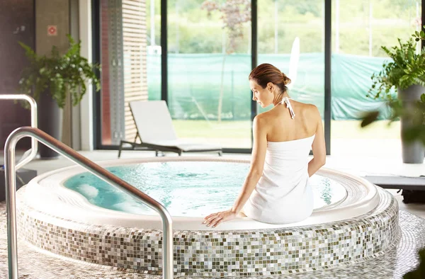 Mujer relajante en jacuzzi — Foto de Stock