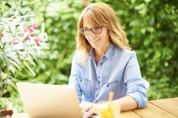 Dizüstü bilgisayar kullanan kadın 