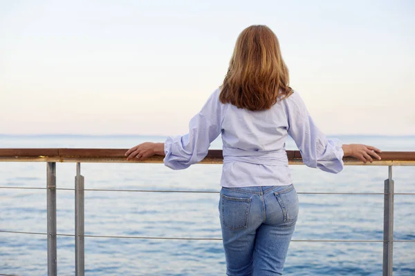 Woman standing at balcony — Stock Photo, Image